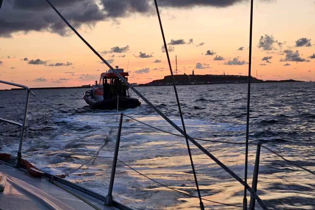 Le « Soggy Dollar » est remorqué vers Helgoland.