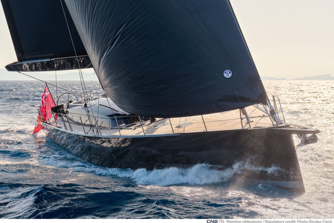Black Beauty: Der Rumpf der Baunummer 1 wirkt in Schwarzmetallic kraftvoll und elegant zugleich.  Auch die Segeleigenschaften der CNB 78 überzeugen