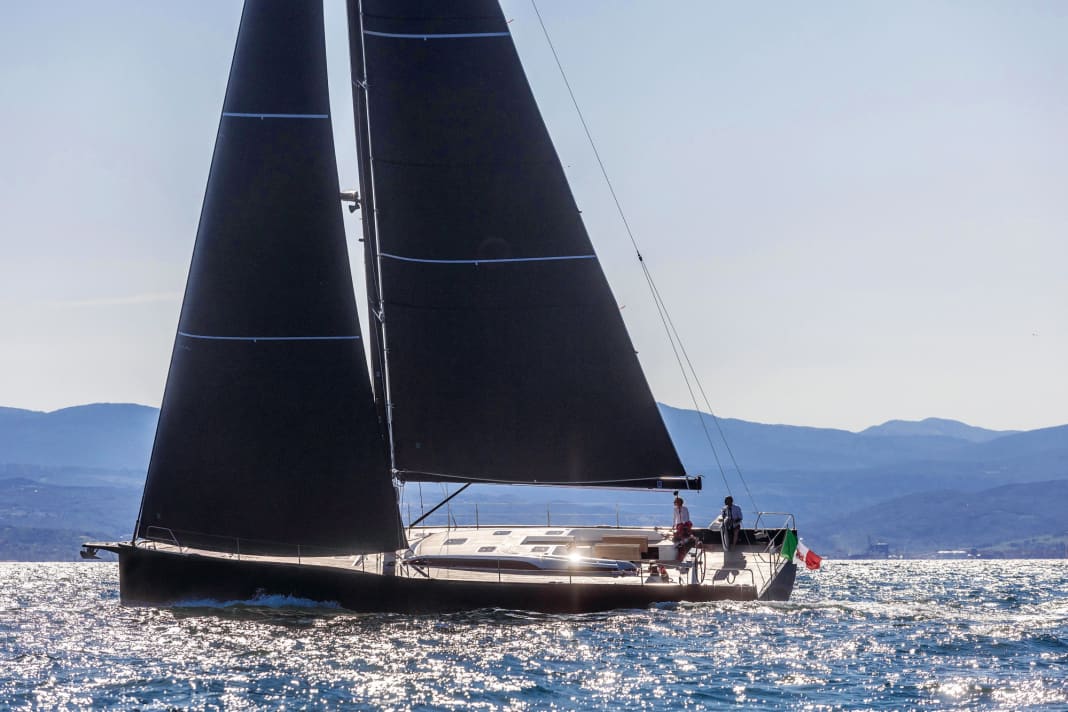 Solaris: Mit gleich zwei Großformaten aus dem Rechner von Designer Javier Soto Acebal kommen die Italiener an den Rhein und dominieren die Segelyacht-Halle 16. Fans sportlicher Segelyachten sollten sich die 25,8 Tonnen leichte Solaris 60 und...