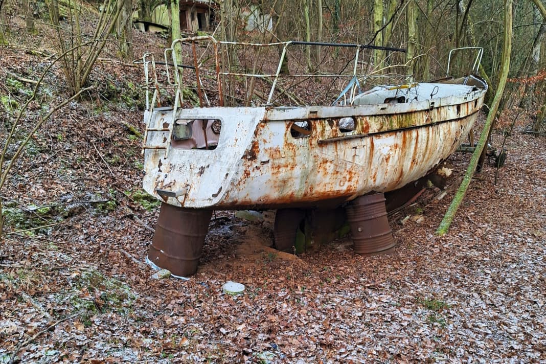 Zeitreise eines Bootes, das seit rund 50 Jahren im Wald liegt. Das Bild von heute verdeutlicht die absurde Position des Schiffes