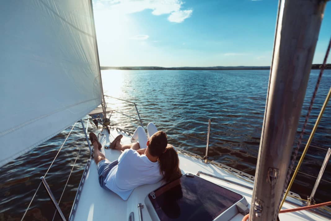 Lie on the foredeck, look out over the water, relax and unwind - all without time pressure thanks to a sabbatical