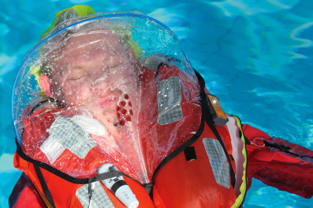 Die Spraycap schützt bei starkem Seegang vor Wasser in den Atemwegen