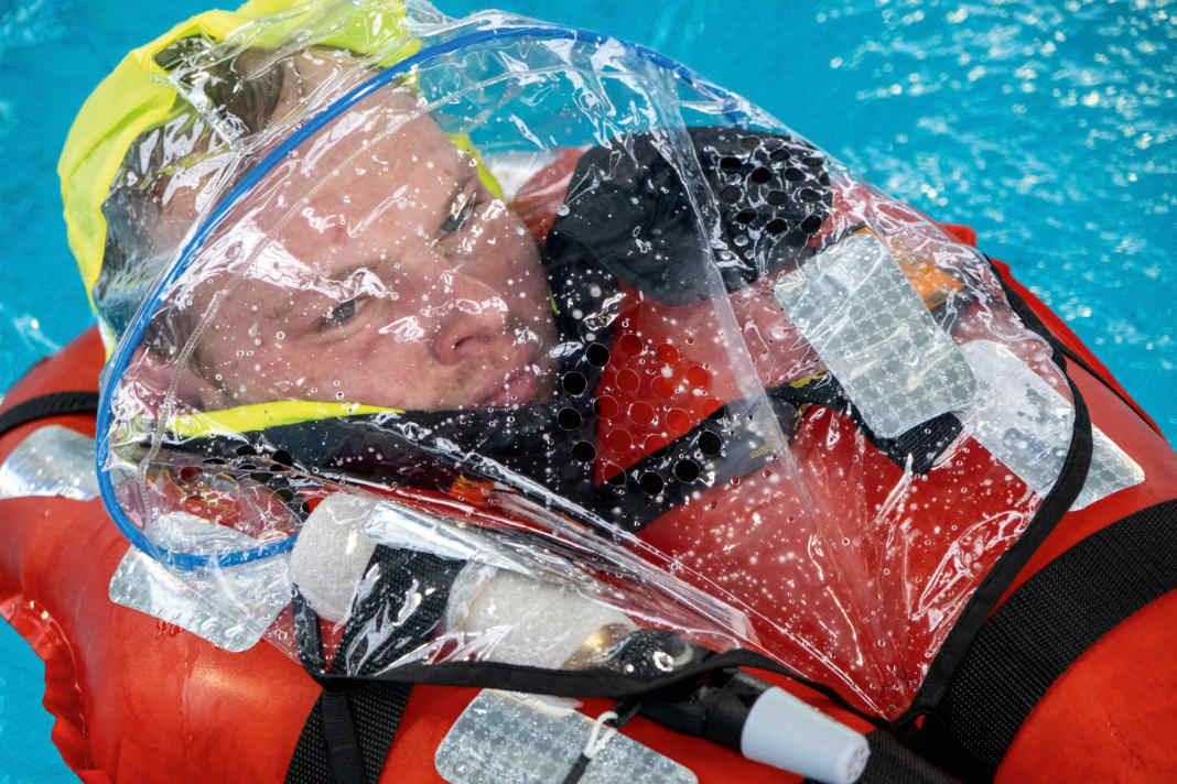 Die Spraycaps der Baltic-Modelle haben eine bogenförmige Versteifung, die sie schön aufspannen und Platz an der Stirn lassen