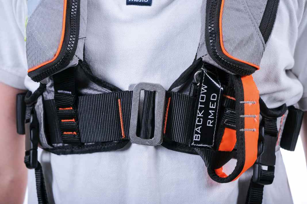 Les boucles à enfiler en acier inoxydable sont les plus répandues. Elles tiennent bien, mais peuvent être difficiles à utiliser si l'on a les doigts gourds.