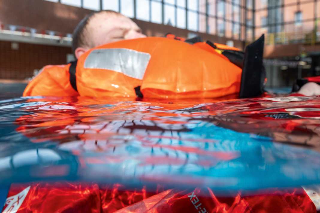 Wird die Rettungsweste gebraucht, geht es um Leben und Tod, und es ist kein Platz für Kompromisse. Wir haben 24 Exemplare der 150-Newton- und 275-Newton-Klasse getestet