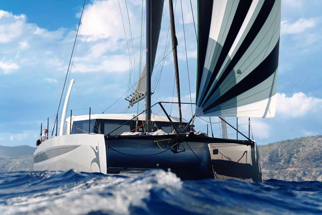 The rig, stem and hull structure are made of carbon fibre. This ensures low weight and high strength. The railing is significantly higher than usual, just one of numerous safety features