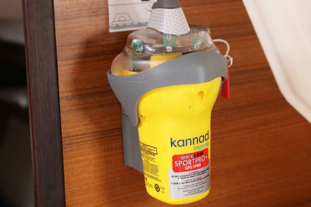 Eine Epirb-Funkbake am Schott montiert