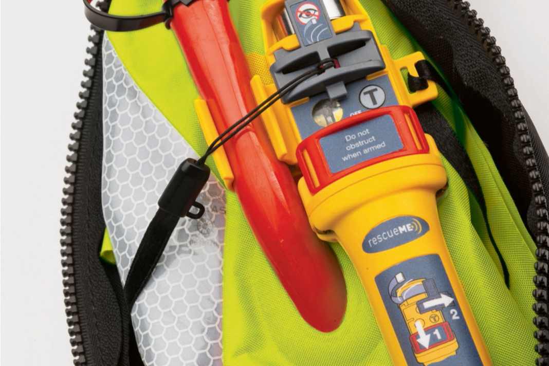 Gli attuali MOB AIS possono essere integrati in quasi tutti i giubbotti di salvataggio e si attivano automaticamente quando il gilet viene dispiegato.