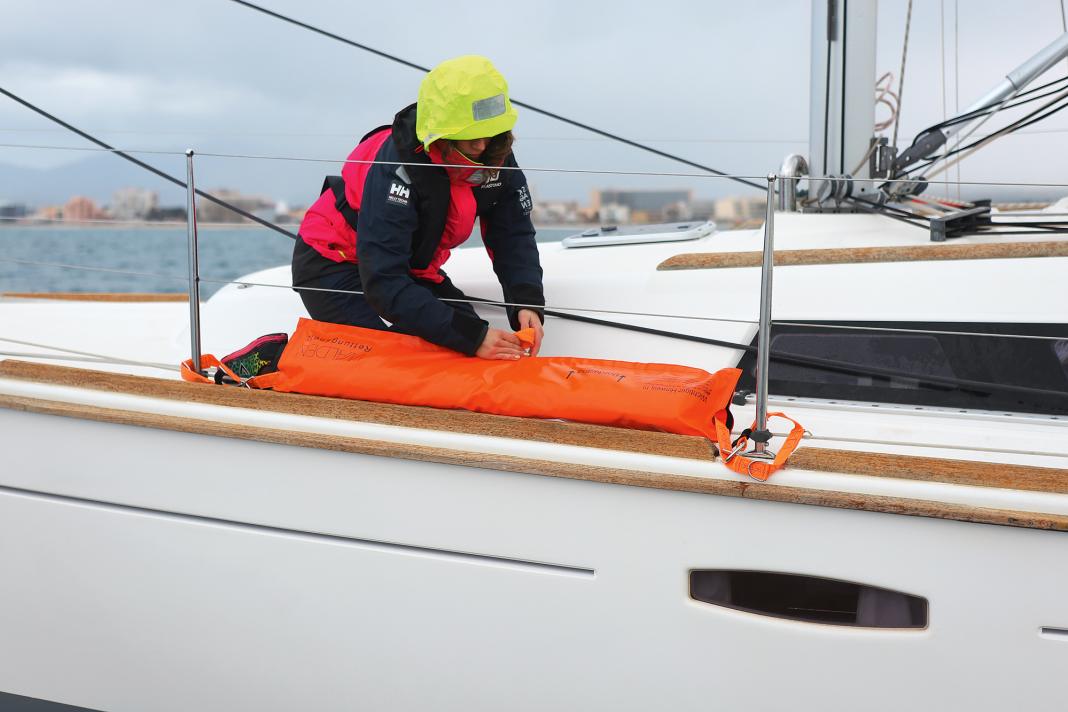 Recovery nets, such as the model from the manufacturer Walden, must first be attached to the railing in an emergency. Price: around 780