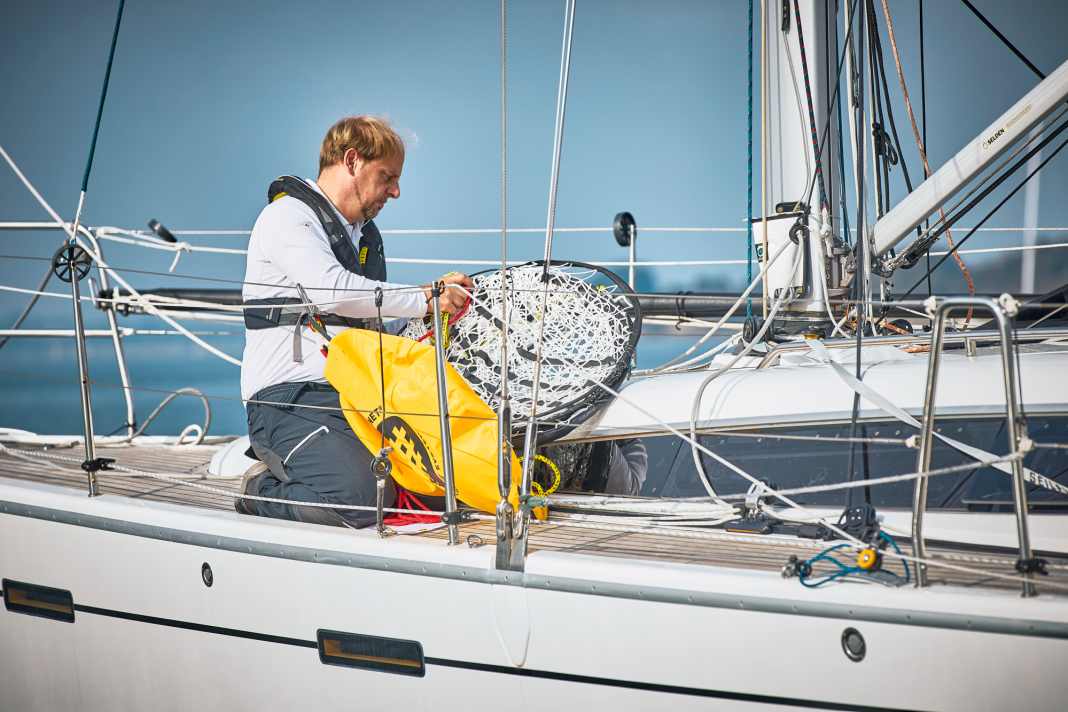 1: La rete POB viene fornita in un sacchetto piatto; in caso di emergenza viene estratta dal cassone posteriore e agganciata alla ringhiera del mare.
