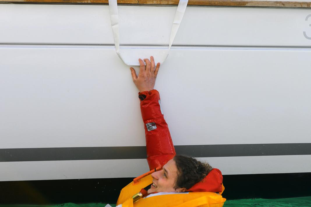 With prices of around 40 euros, emergency ladders such as the Safe Up from Lalizas are comparatively inexpensive. They can be activated from the water