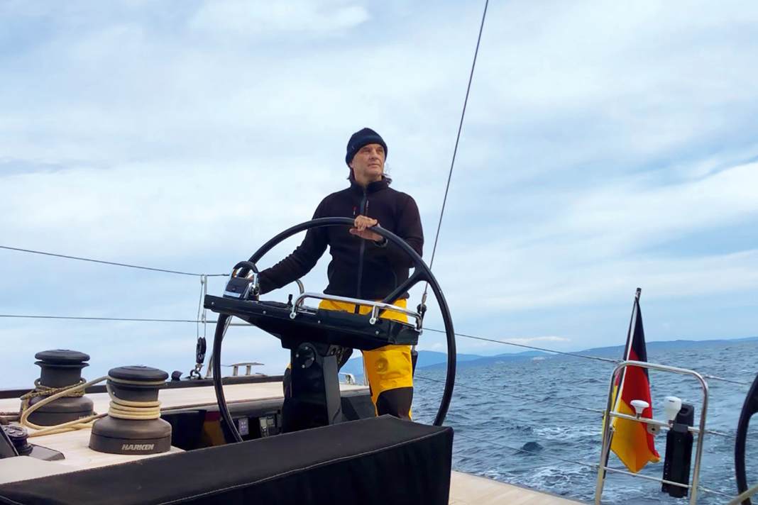 Tenir fermement la barre, non seulement en mer, mais aussi sur la terre ferme, lorsqu'il s'agit de coordonner au bureau le moment de repartir.