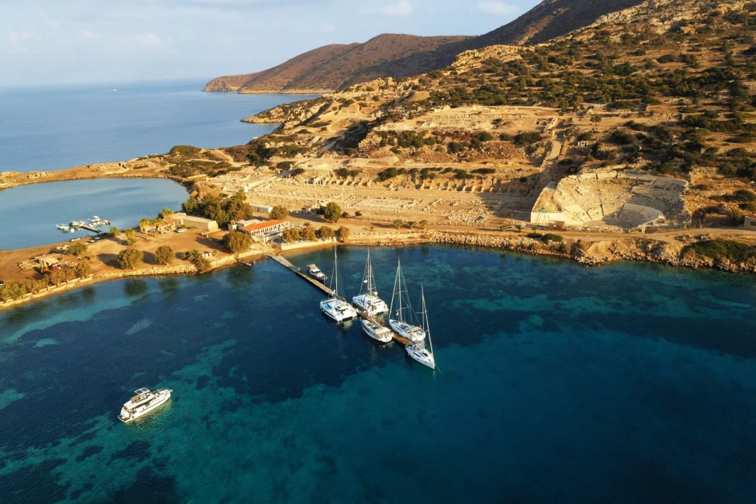 Die Ausgrabungsstätte von Knidos ist eines von vielen sehenswerten Etappenzielen im Gökova-Golf. Am Steg davor finden mehrere Yachten Platz