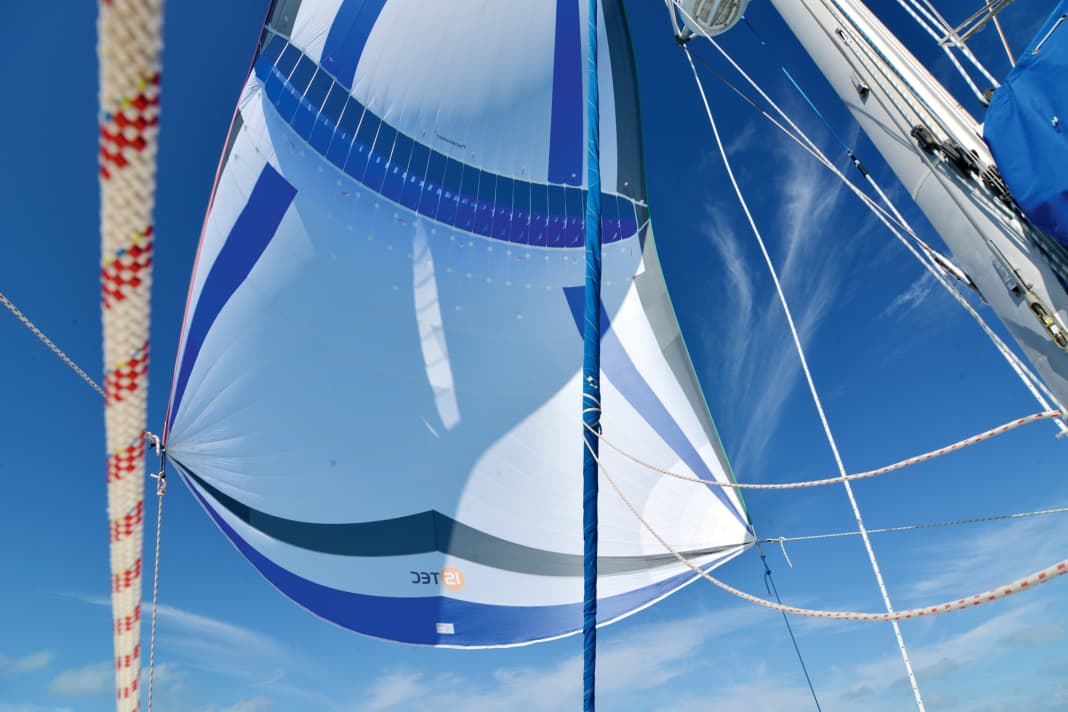 Le Parasailor est équipé d'une ouverture et d'une aile partiellement remplie d'air qui écarte les ralingues, stabilise le spinnaker et génère de la portance.