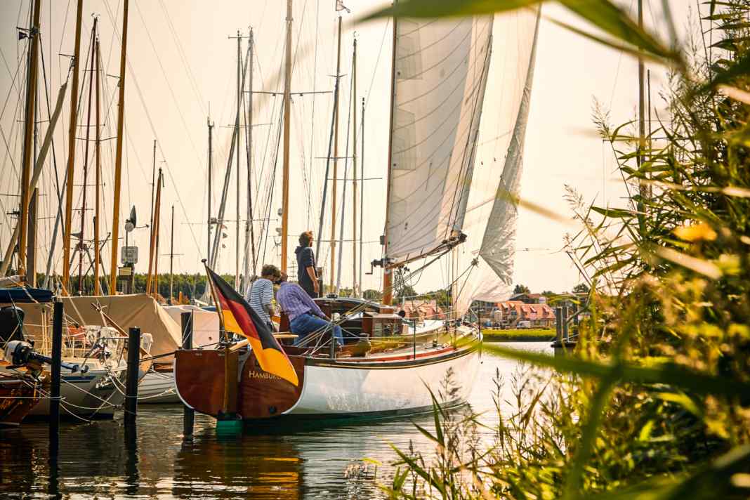 Stehen die Segel und liegt die Hafenausfahrt vor dem Bug, dann ist der schwierigste Teil des gesegelten Hafenmanövers schon vorbei