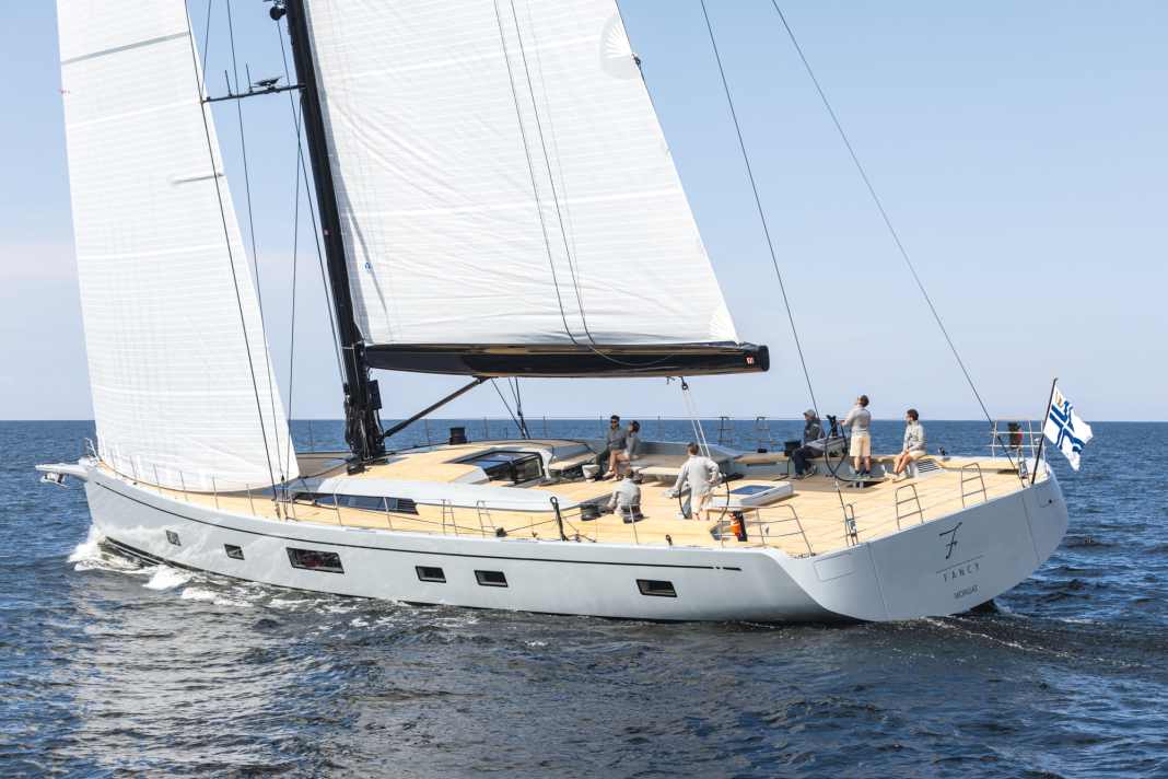 Quand chaque ligne est juste : Germán Frers a construit le Swan 108 et Lucio Micheletti l'a conçu. Le designer a par exemple récupéré la transition arrondie entre le tableau arrière et le pavois.