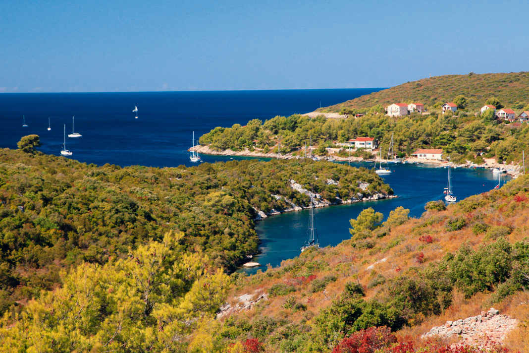 La popolare baia di ancoraggio di Sesula a Solta. Qui sorgerà presto un piccolo porto turistico