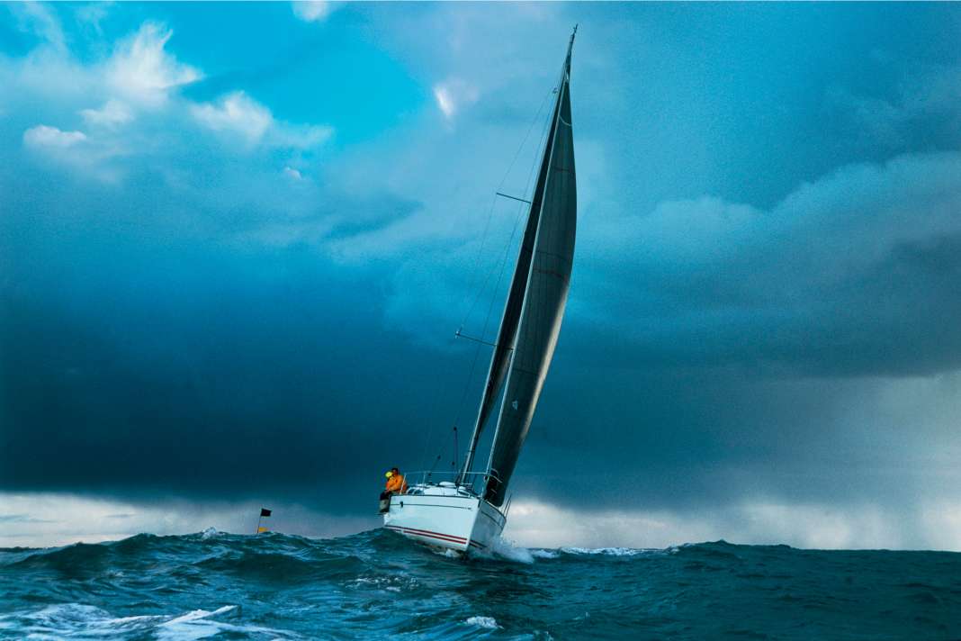 Un temps menaçant en mer. Celui qui est bien préparé et qui connaît les alternatives d'action dans la zone de navigation peut maîtriser de telles situations de manière souveraine.