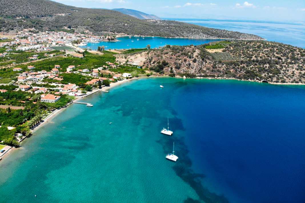 Mouillage devant Epidaure, sur la côte est du Péloponnèse. A l'intérieur des terres se trouve le plus grand amphithéâtre de Grèce, ici sur la côte il y en a un plus petit (au centre de la photo).