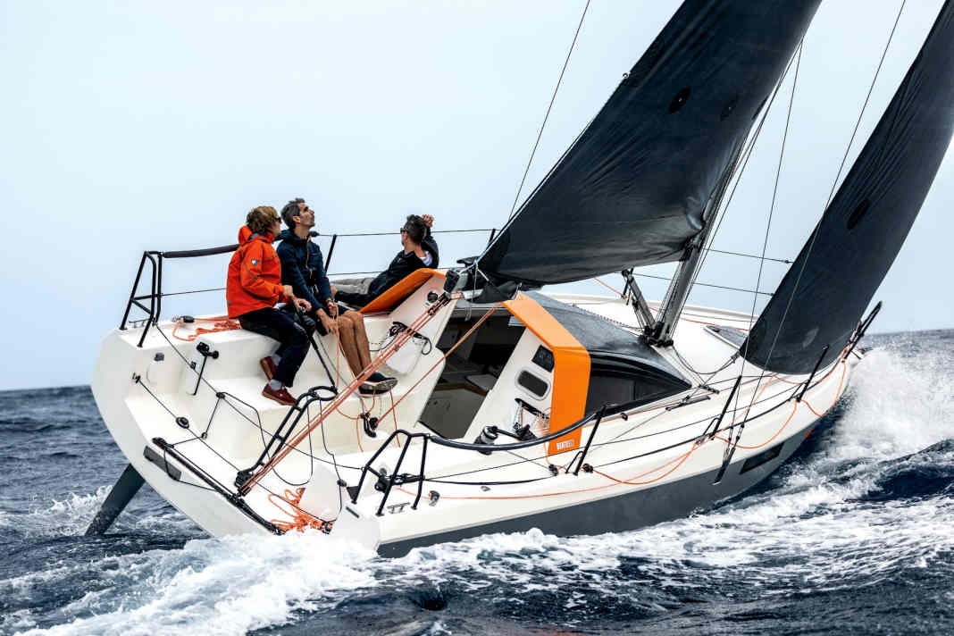 Bente 28: Judel/Vrolijk-Design. Mehr Kompaktkreuzer als Daysailer. Voluminöses, im Vergleich schweres Boot. Voll ausgebaut, sehr hell und luftig, Stehhöhe unter Dodger. Nur feste Kiele. Rumpflänge 8,65 m; Breite 2,99 m; Gewicht 3,2 t; ab 129.900 €. YACHT-Test: Heft 24/2022