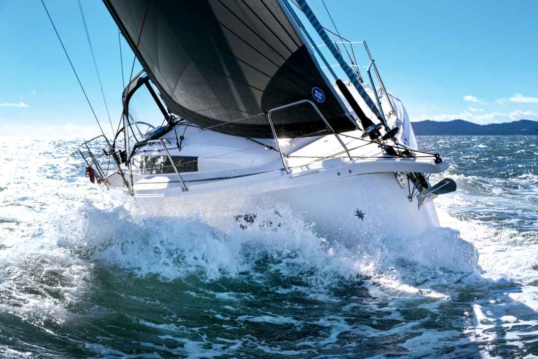 Dynamisch bei Wind und Welle. Die kleine Jeanneau zeigt sich unter Segeln stark. Die füllige Front fällt auf, ist aber modern