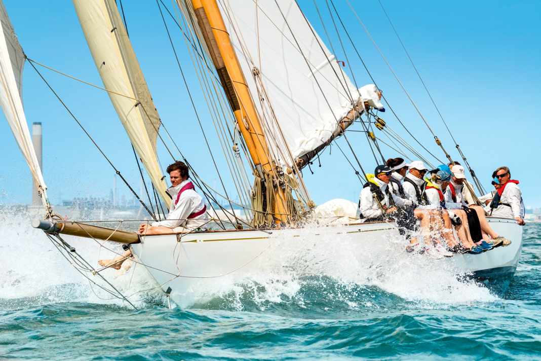 Die Konstruktion des Schotten Alfred Mylne ähnelt einem Zwölfer und wurde umgeriggt, um als solcher vermessen werden zu können. Durch stetige Optimierungen wurde das Boot auf der Bahn erfolgreich