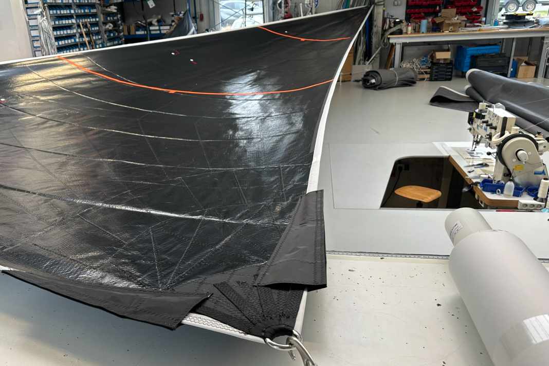 La toile est travaillée en coupe triradiale