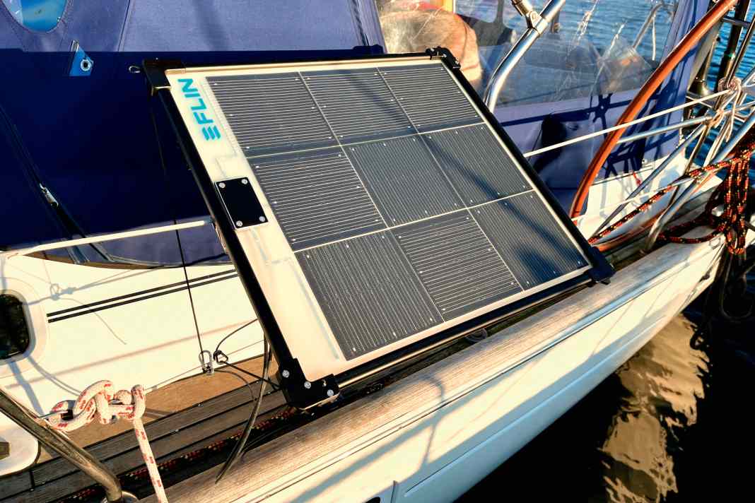 Das Flin-Rail lässt sich an der Reling ausrichten. 50 und 100 Watt sind erhältlich