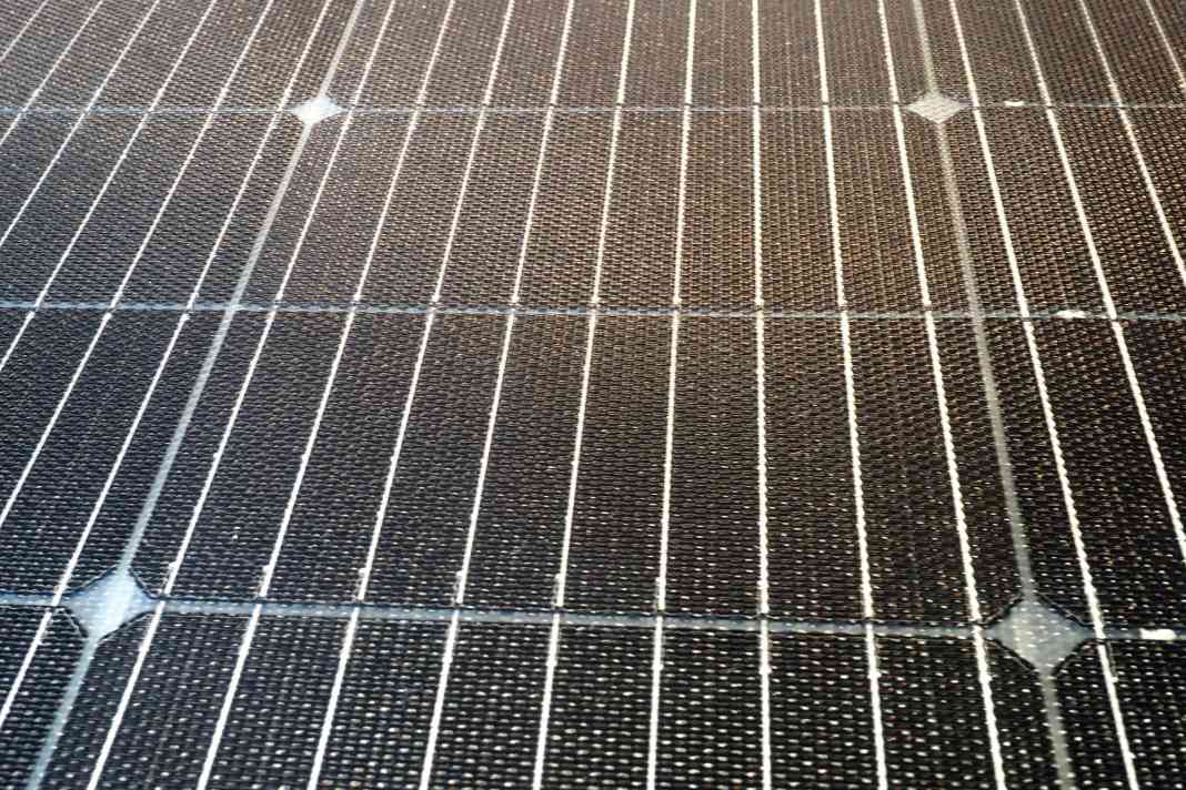 Celle convenzionali con multi-busbar. Le celle sono collegate da nove sottili strisce di rame (busbar).