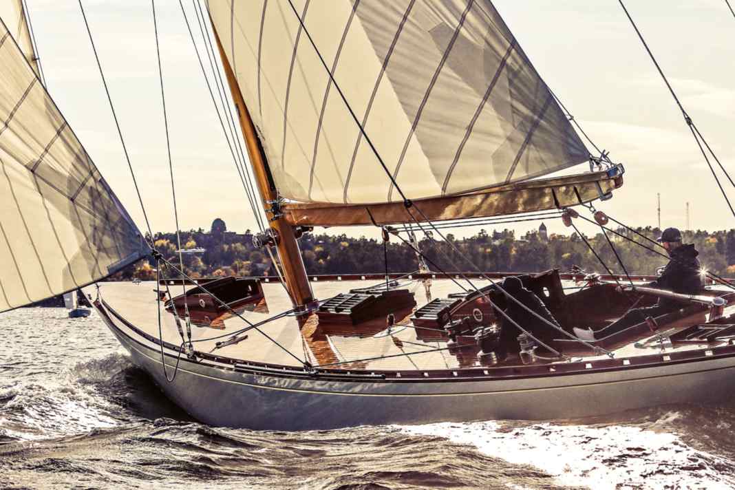 Le yacht d'un mètre dans les eaux locales de Stockholm, où il a été construit en 1930 et restauré par la suite.