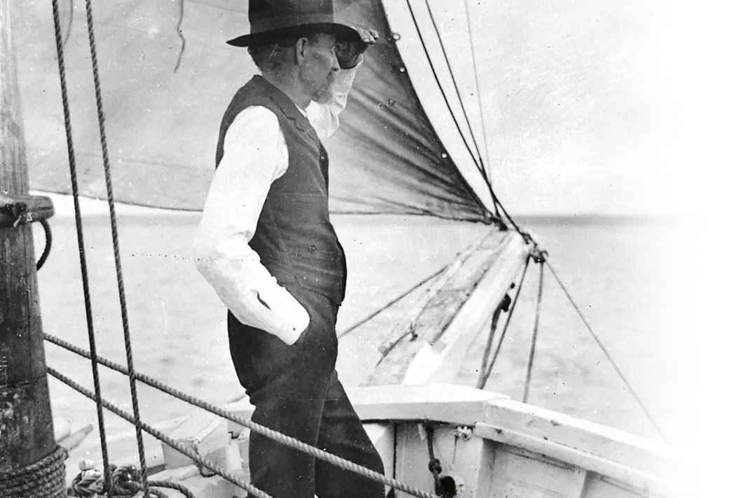 Slocum im Jahr 1902, vier Jahre nach seiner Erd­umrundung, auf dem Vordeck der segelnden „Spray“.