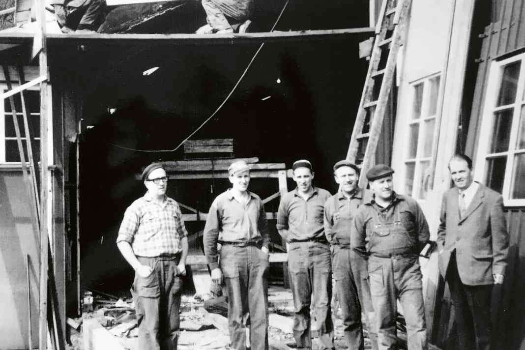 Einar Ohlson (r.) besucht die Svineviken Batvarv, Bröderna Carlsson & Söner, wo viele seiner Designs gebaut wurden