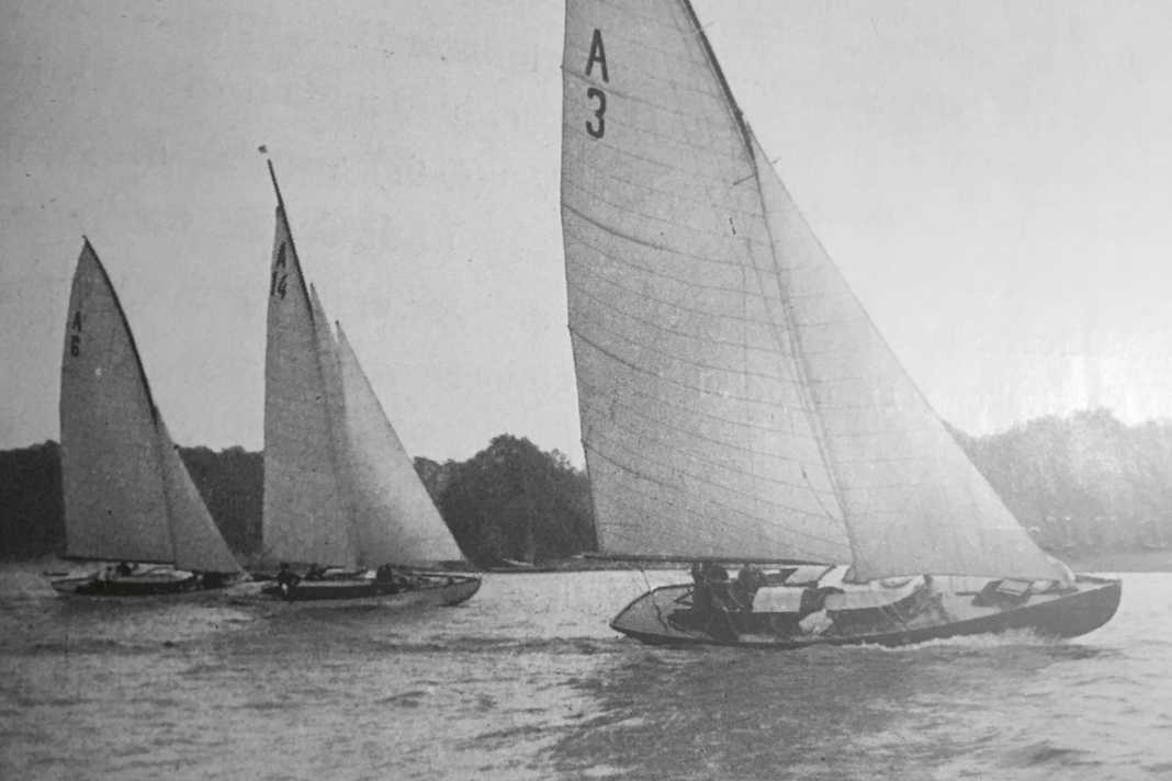 Auf einer Regatta der 60er Nationalen Kreuzer auf dem Wannsee 1926