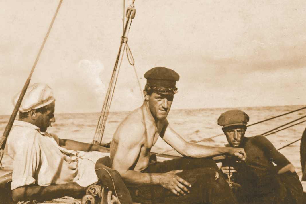 1923 : Trois Autrichiens au milieu de l'Atlantique – Franz Plunder à la barre, Josef Einsle à gauche, Fred Jochum à droite, photographiés par leur compagnon de navigation allemand Josef Ledergerber