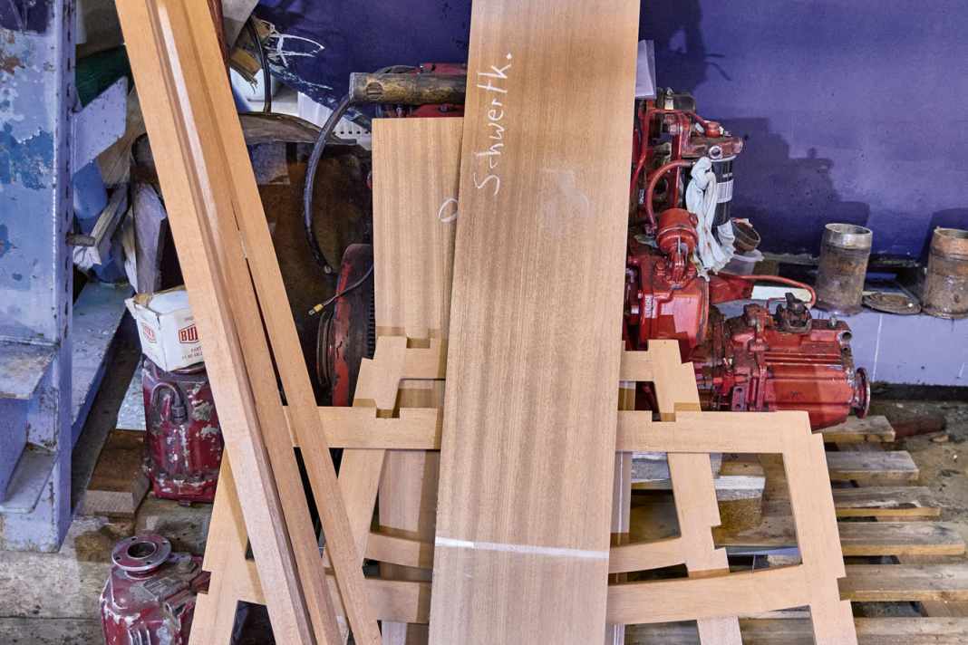 Tous les bois sont sciés sur mesure avant la construction proprement dite, les rétroviseurs avant et arrière sont en contreplaqué de 12 mm, les planches latérales en contreplaqué de 6 mm.