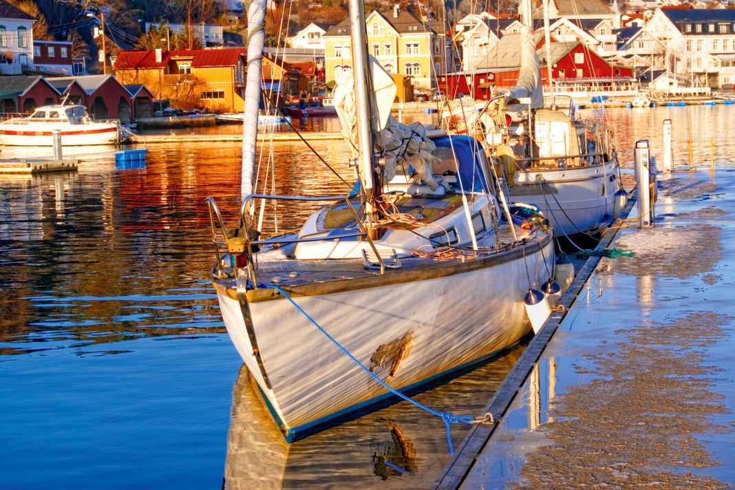 In porto ci sono spesso yacht che non sono più in grado di navigare.