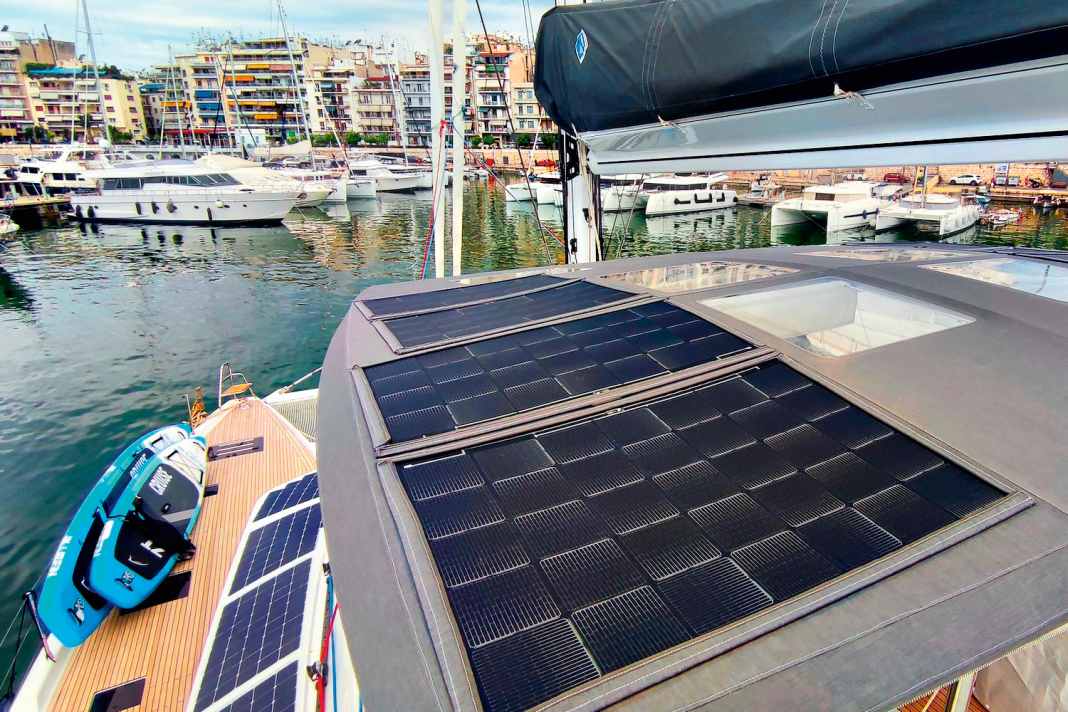 Solarmodule auf einem Katamaran