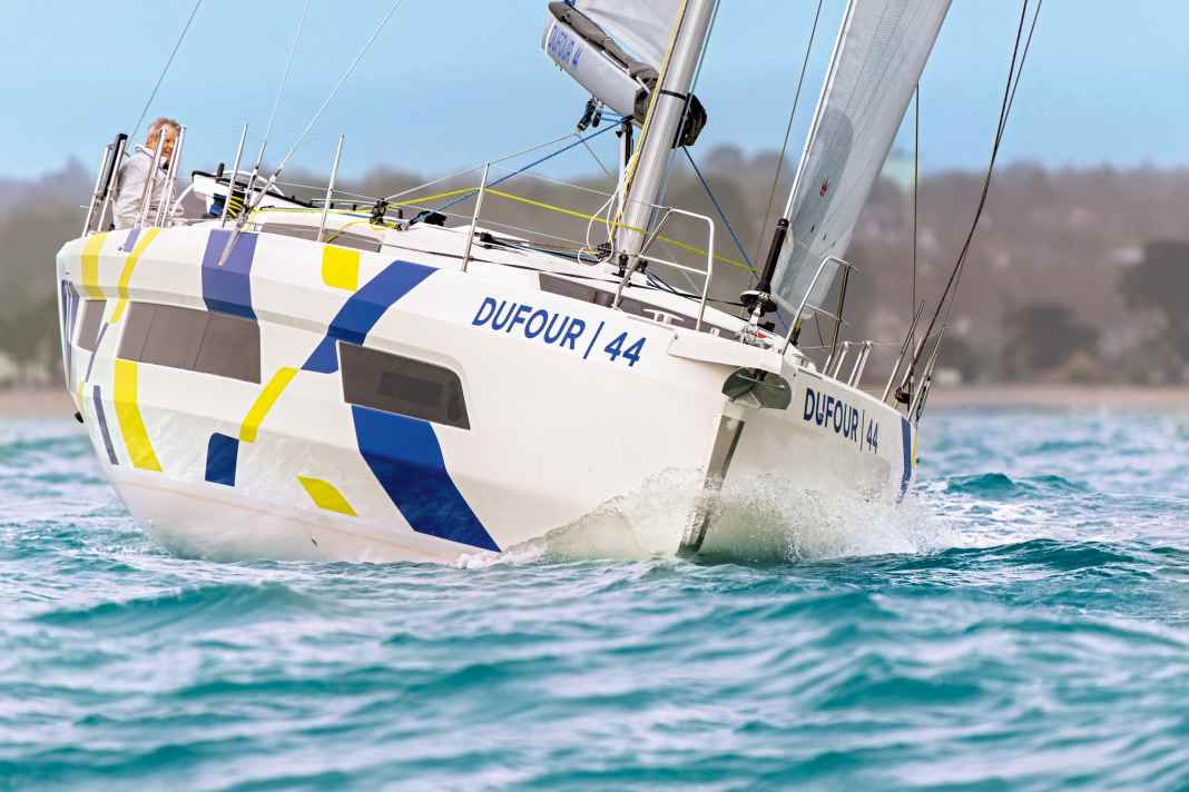 Rumpf mit vielen Knicken: Die kantigen Strukturen kaschieren die extrem fülligen Linien optisch und steifen zusätzlich den Rumpf aus – doppelter Gewinn also