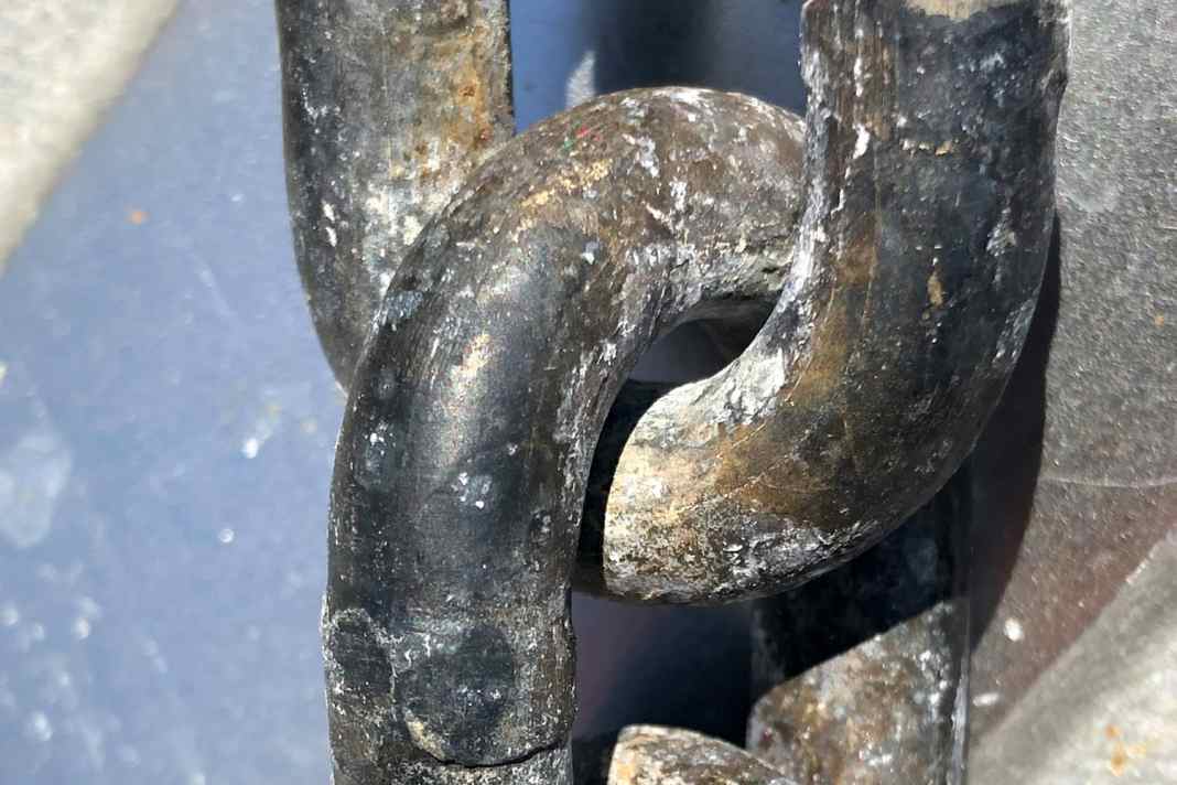 Parte usurata: l'area in cui le maglie della catena si toccano è soggetta alle maggiori sollecitazioni. La catena deve essere sostituita quando il materiale si assottiglia in questi punti. Non è necessario intervenire sulla catena illustrata qui di seguito.