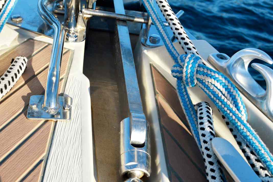 Keine Scherkräfte: Der Powerball-Wirbel vom Hersteller Wasi besitzt eine sehr solide Gabel und einen Kugelkopf, der in alle Richtungen drehbar ist. Daher kann er auch Querbelastungen aufnehmen und lässt sich direkt am Ankerschaft anbringen. Das Modell ist zudem von GL baumustergeprüft. Eine Zehn-Millimeter-Version kostet rund 280 Euro. Ähnliche Ausführungen gibt es auch von Ultra Marine