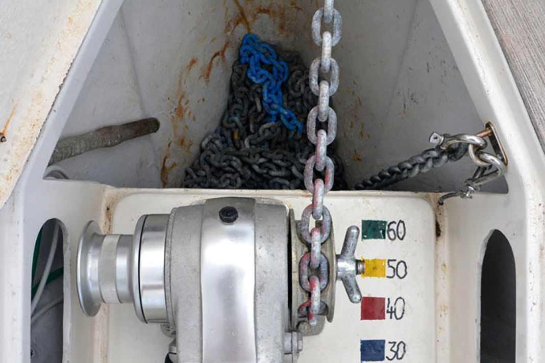 Indication de la longueur : pour garder une vue d'ensemble de la longueur de chaîne déjà enfilée, il est utile d'utiliser des repères de couleur. Des intervalles de dix mètres ont fait leurs preuves. Une légende appropriée devrait être placée directement dans la baille à mouillage. Comme alternative à la peinture, qui doit être renouvelée chaque année en fonction de l'utilisation, on peut utiliser des attaches de câble colorées ou équiper le treuil d'un compteur de chaîne.