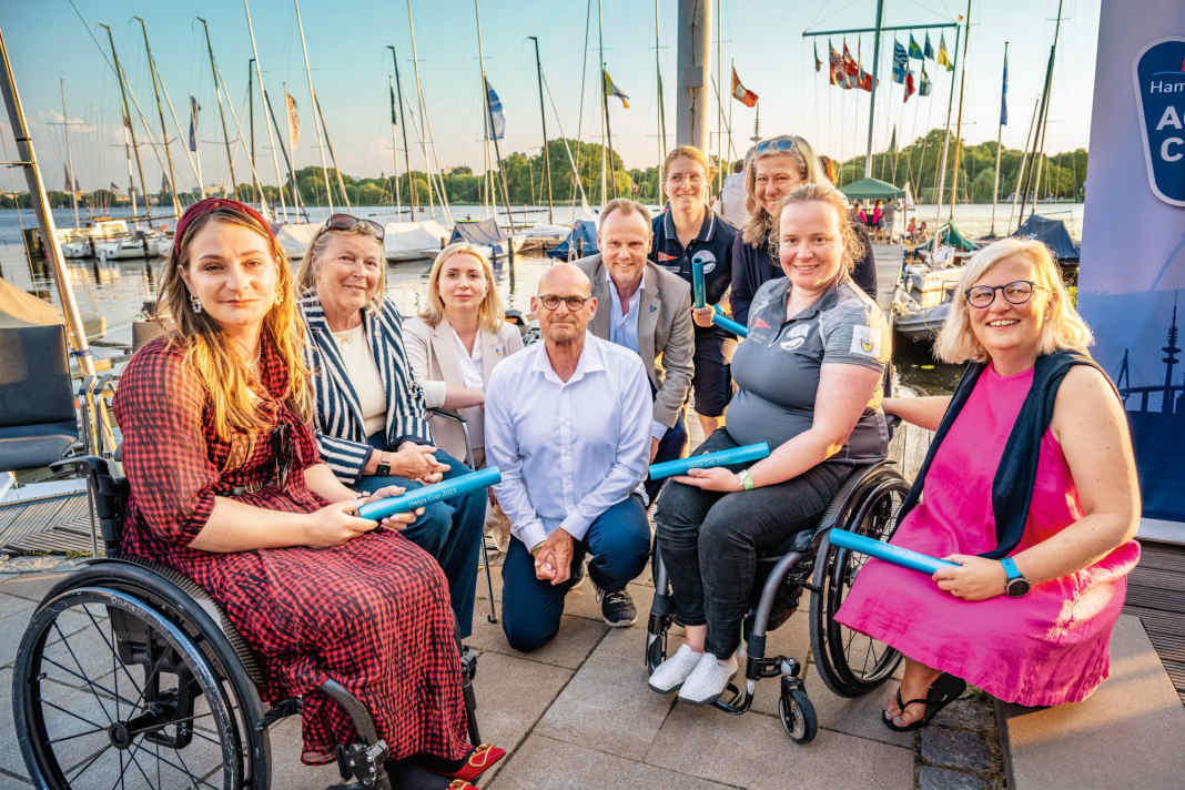 Sport trifft Politik: Sven Jürgensen (kniend), DSV-Präsidentin Mona Küppers (l.) und Innensenator Andy Grote mit Teilnehmerinnen des inklusiven Helga Cups