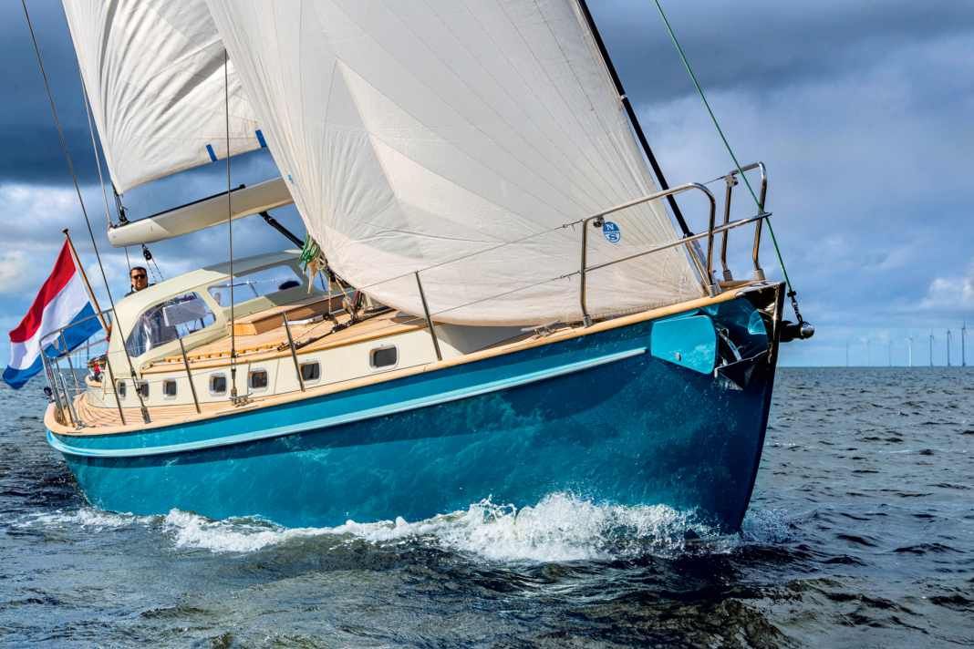 Today as in the past Compared to current yachts from the large series, the Hutting looks like a relic from a bygone era