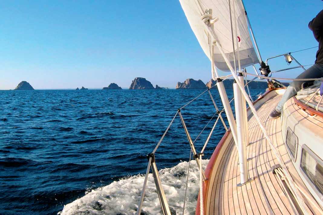 Die „Gwenavel“ des Autors vor den Felsen der Tas de Pois nord­östlich der Pointe du Raz. Die Etappe will sorgfältig geplant sein