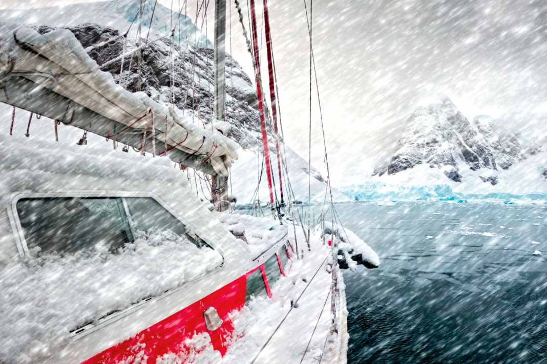 Les tempêtes de neige ne sont pas rares dans les hautes latitudes australes. Mais le "Santa Maria Australis" résiste à tous les temps, même au mouillage.
