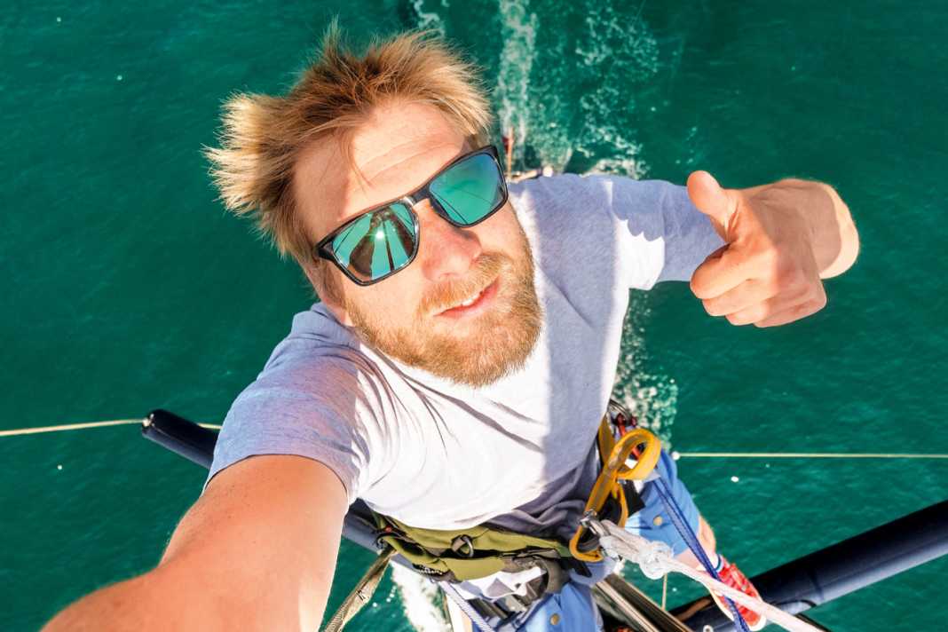 Coole Brille, aber im Grunde nicht gut für den Bordgebrauch: Die sehr gerade Bauform erlaubt viel Streulicht, besser sind gecurvte Modelle