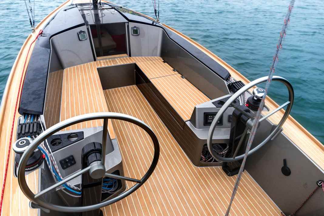 Sheer deck layout, all lines concealed right up to the helmsman. This pleases the soloists, but there is not much for the co-sailors to do