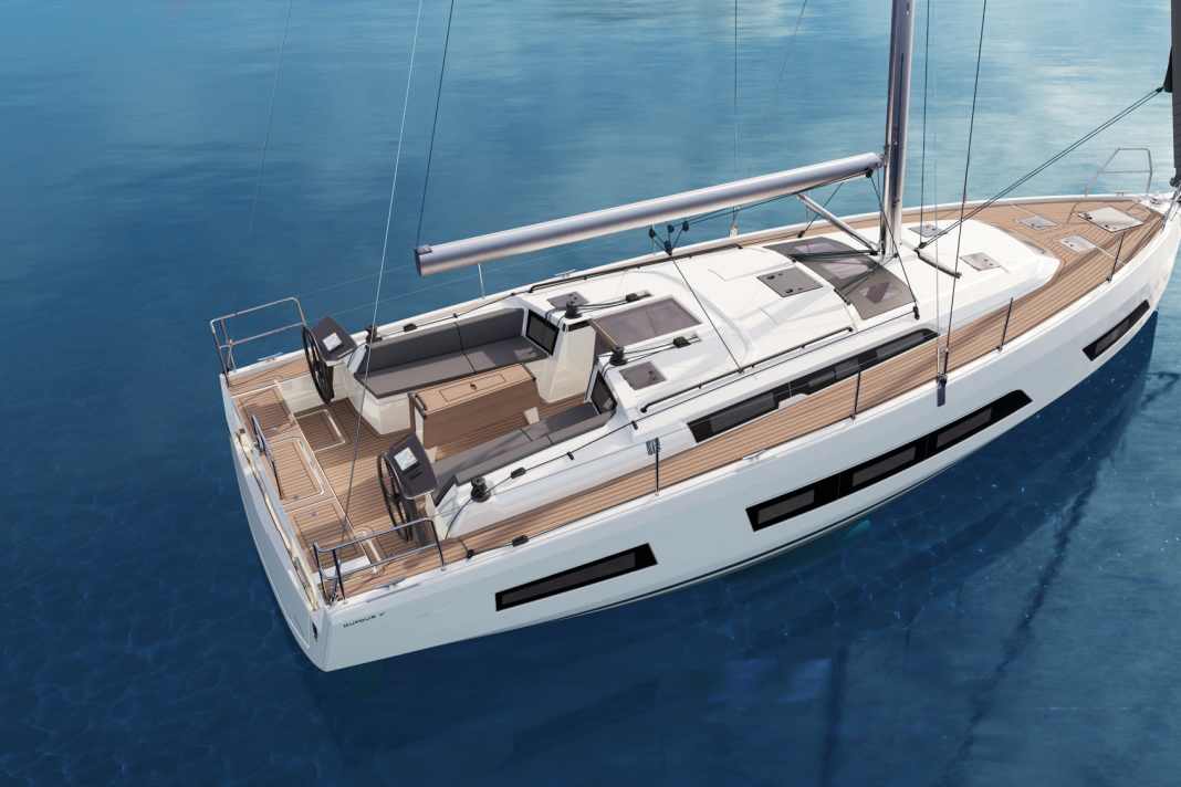 Les cockpits des yachts de croisière sont simples, fonctionnels et clairs.