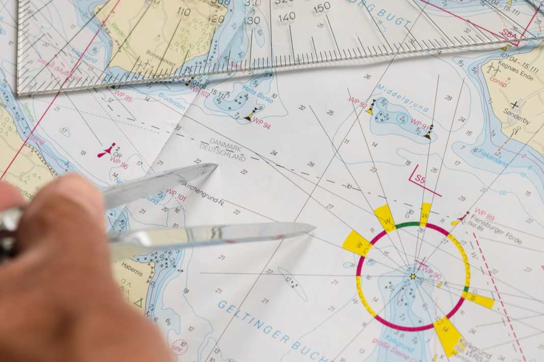 Die Kartenarbeit mit ­Zirkel und Dreieck bleibt Seglers Grundwissen
