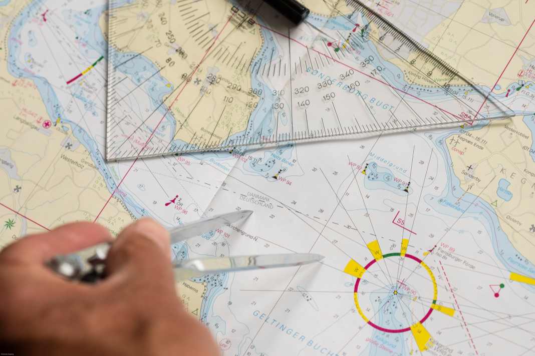 Le travail cartographique avec le compas et le triangle reste le savoir de base du navigateur